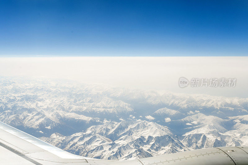 从飞机窗口望出去的是雪山
