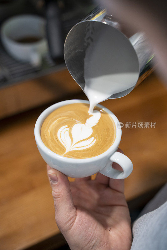 咖啡师制作咖啡杯拉花