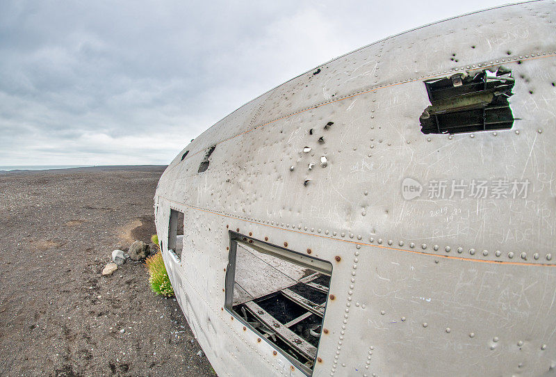 冰岛索尔海马山杜尔黑沙滩上失事飞机的残骸