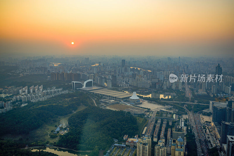 中国广西南宁傍晚日落的城市景观