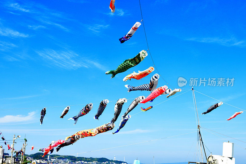 五颜六色的鲤鱼彩带在日本庆祝儿童节