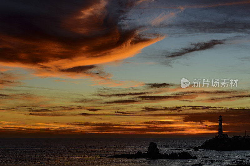 太平洋海岸的灯塔映衬着夕阳的天空