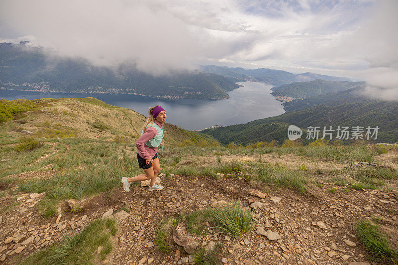 登山运动员攀登山脊