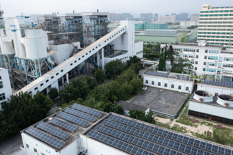 太阳能光伏板安装在工厂的屋顶上
