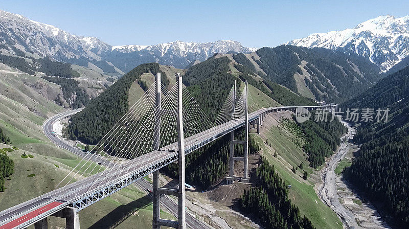 新疆果子沟大桥是中国“一带一路”建设的重要枢纽。