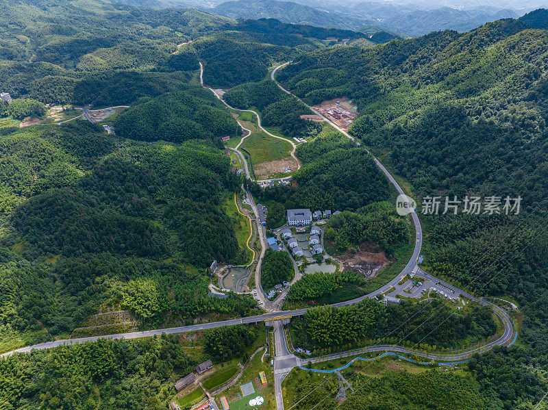 在蓝天白云的群山中俯瞰蜿蜒的道路