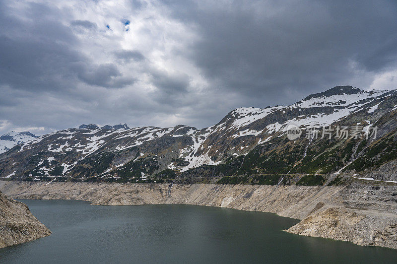 Koelnbreinspeicher水库湖在马耳他克恩顿州的Kölnbrein大坝在一个阴天的春日奥地利