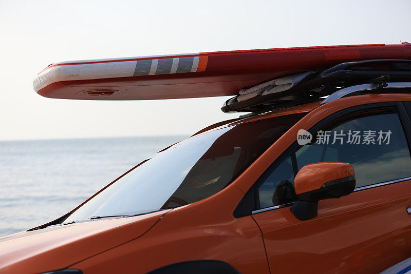 汽车天窗上的冲浪板，夏日旅行的概念