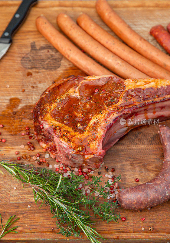 生食牛肉，肉，牛排和香肠准备烧烤派对