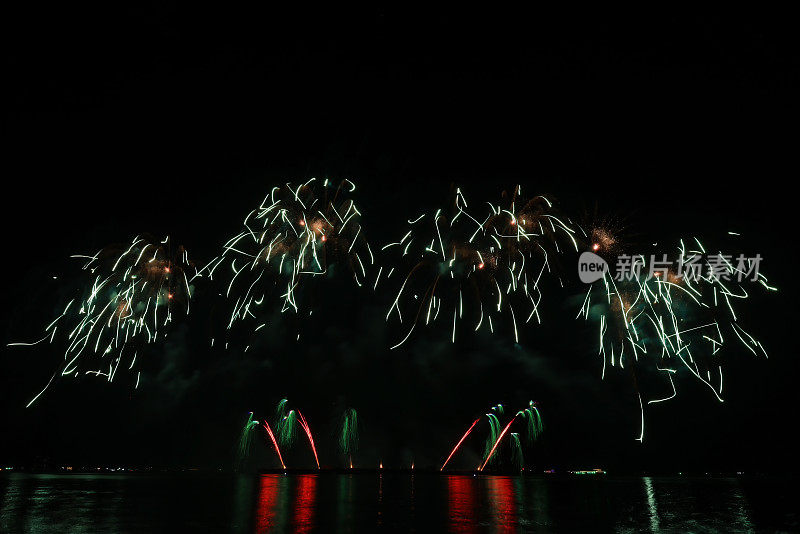 在芭堤雅国际烟花节拍摄的美丽多彩的烟花夜景