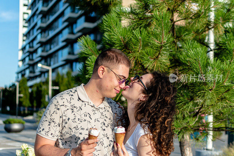 年轻夫妇的冰淇淋之旅是一种愉快的逃避