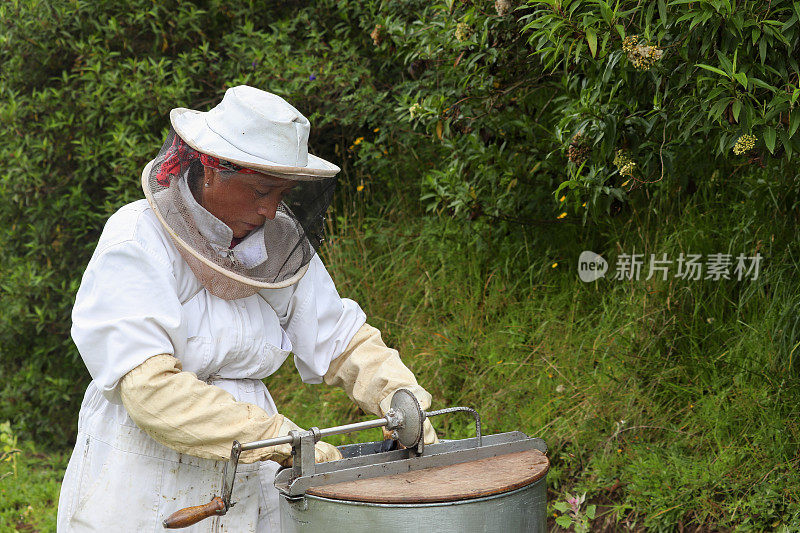 养蜂人将蜂蜜提取器的盖子盖上