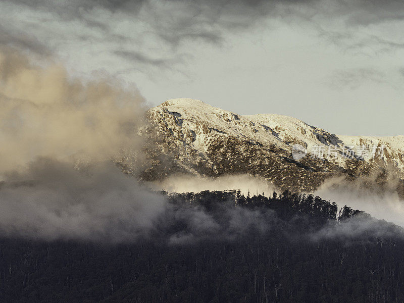 云中雪山