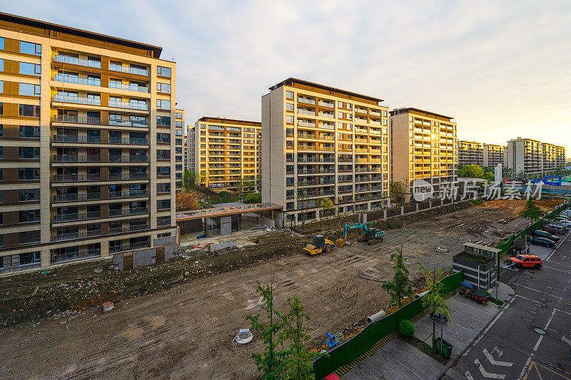 日出的阳光照在成都的住宅楼上