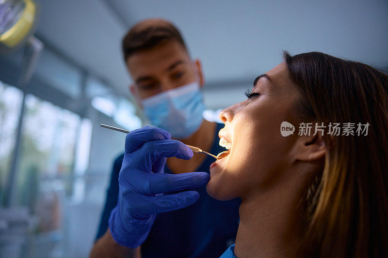 年轻女子在牙医诊所做牙科手术。