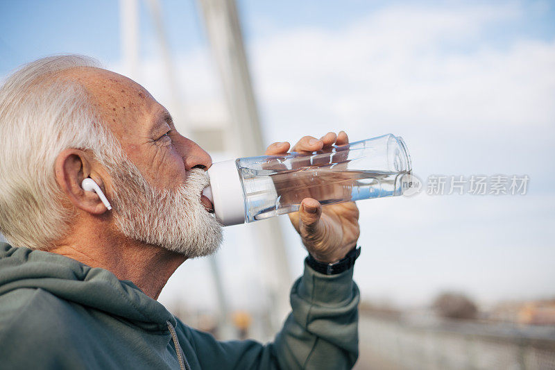 一个老人喝水的画像