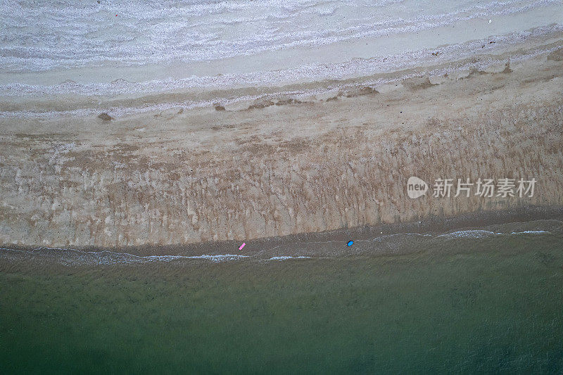 海水和海滩的垂直鸟瞰图