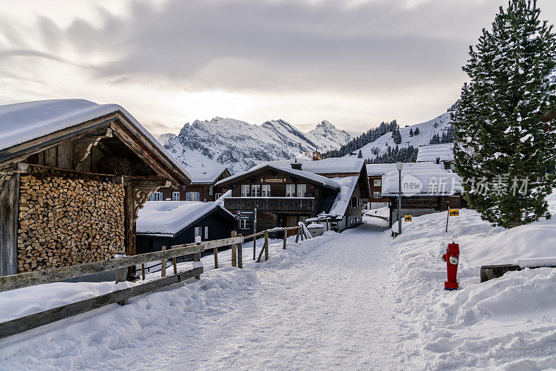 美丽的阳光明媚的冬日，在瑞士阿尔卑斯山的穆伦村