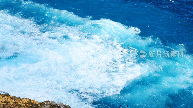 蓝色的海，海洋，海洋，海景，热带巨浪，背景模糊。海景蓝海白浪运动户外。海水巨大的海浪大海夏天的背景。天堂绿松石水景观