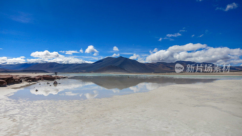 阿塔卡马盐湖令人惊叹的风景，湛蓝晴朗的天空