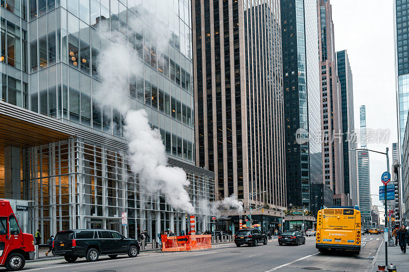 蒸汽从地下升起，在曼哈顿的标志性天际线在城市的喧嚣。
