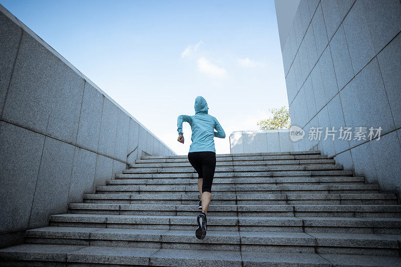 健身运动女子在城市里跑上楼梯