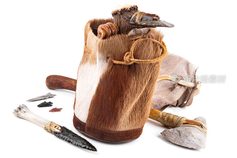 石器时代的手提包与穴居人的斧头，工具和刀在白色的背景-孤立