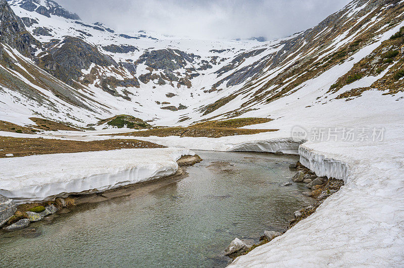 Kölnbreinbach在奥地利马尔他塔尔一个冰雪覆盖的山谷景观