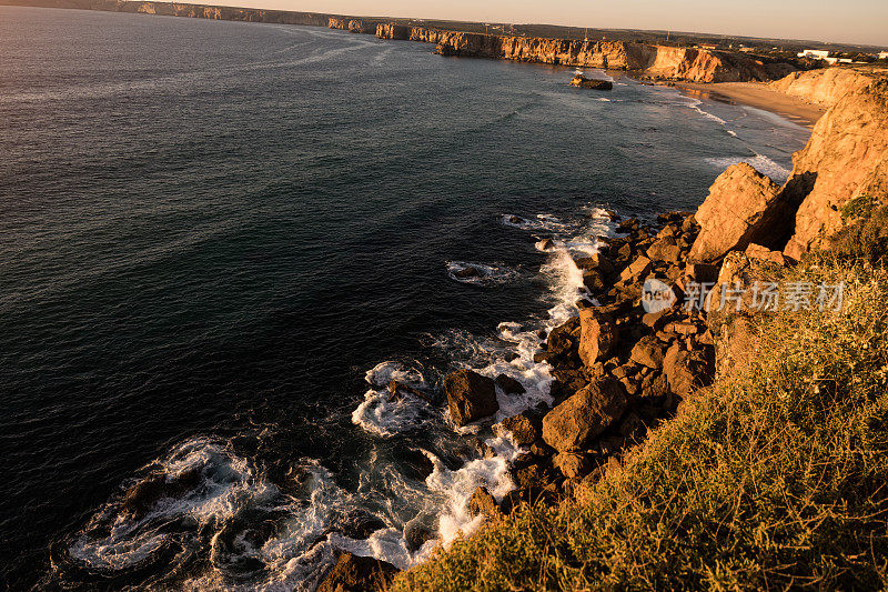葡萄牙阿尔加维的萨格雷斯和托内尔海滩的惊人悬崖。