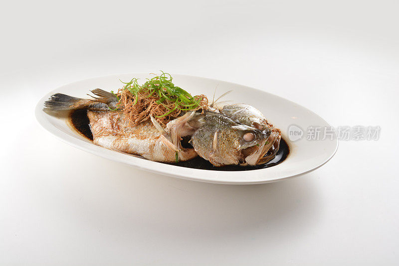 港式蒸整鲜石斑鱼豉油蒜葱海鲜白桌餐厅亚洲咖啡厅清真中式宴会菜单