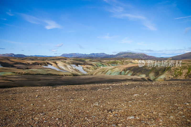 冰岛Laugevegur步道起点的Landmannalaugar周围起伏的、色彩斑斓的山脉