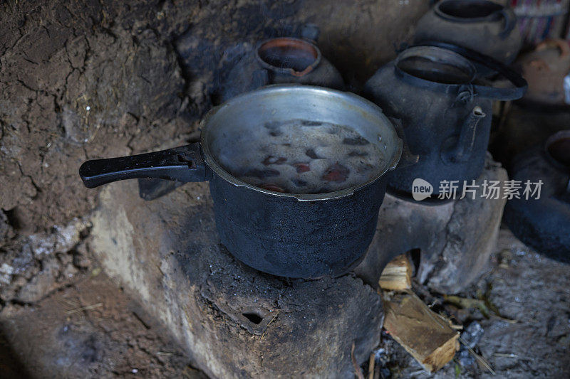 在秘鲁钦切罗镇的一家纺织厂里，装满水的罐子给纺织品上色