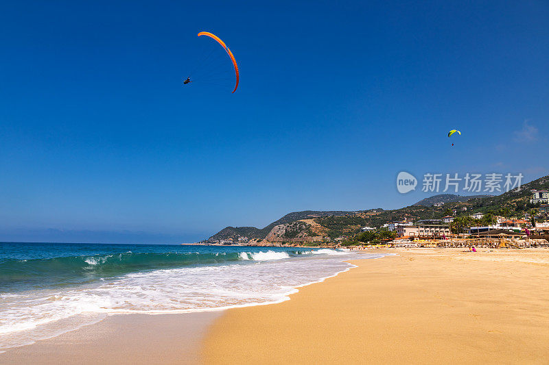 滑翔伞在土耳其阿拉尼亚的Kleopatra海滩上空翱翔