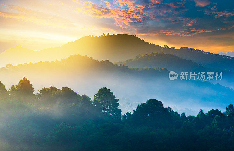 泰国北部的山景，日出和薄雾