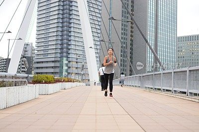 年轻女子在城市里走着