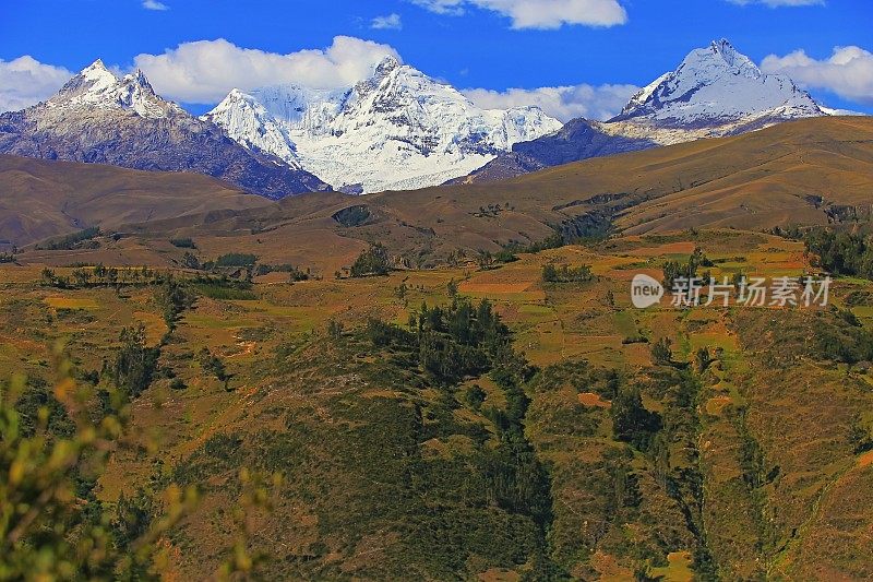 秘鲁安第斯山脉，白雪皑皑的布兰卡山脉