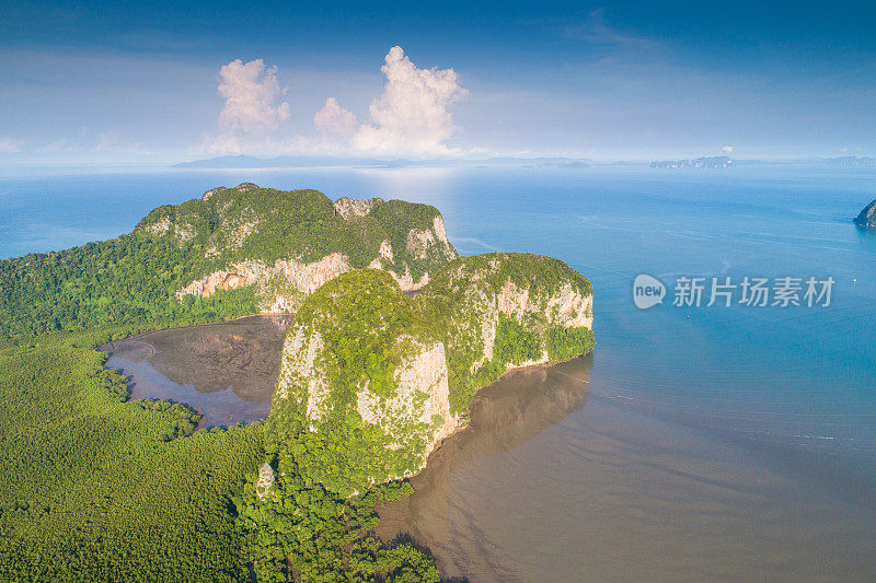 鸟瞰图拍摄热带海滩海与长尾船在泰国南部