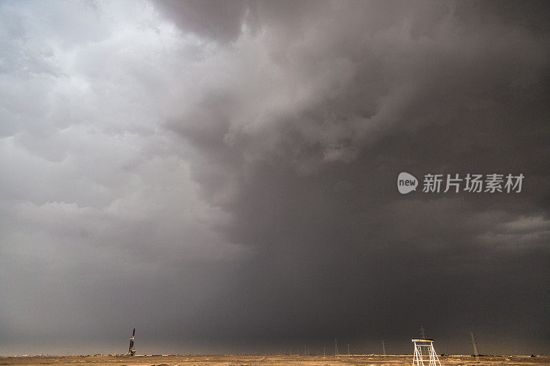 暴风雨多云的天空引人注目的危险的深灰色云景