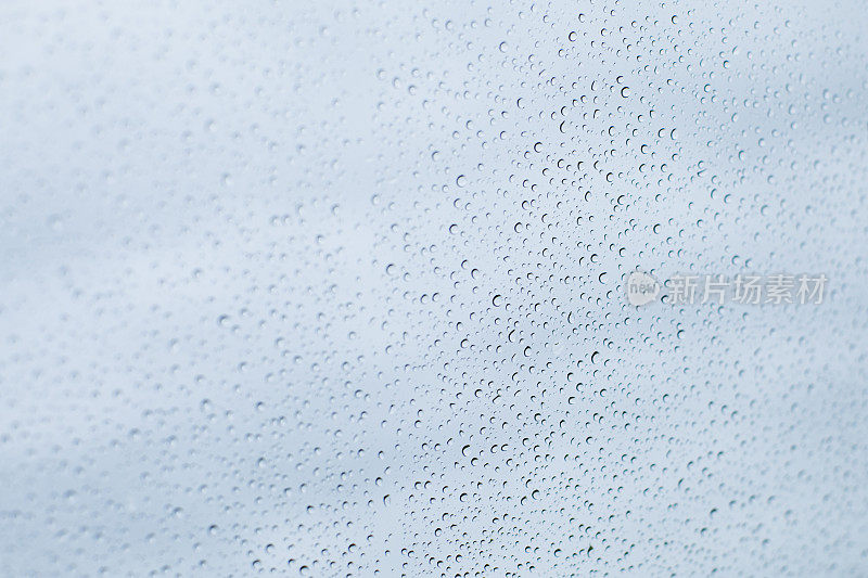 雨滴落在窗户上