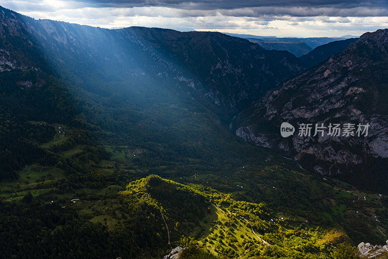 塔拉峡谷在Durmitor国家公园，黑山