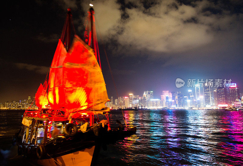 维多利亚港的一艘中国舢板船