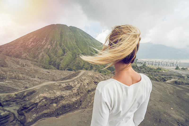 年轻女子徒步旅行沉思火山景观从山顶看布罗莫火山-人们旅行冒险的概念