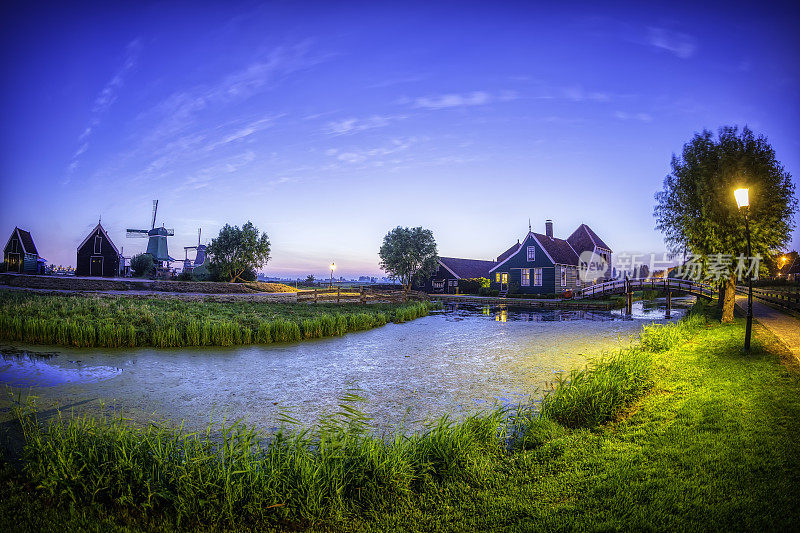 荷兰夜晚古老的风车景观(HDRi)