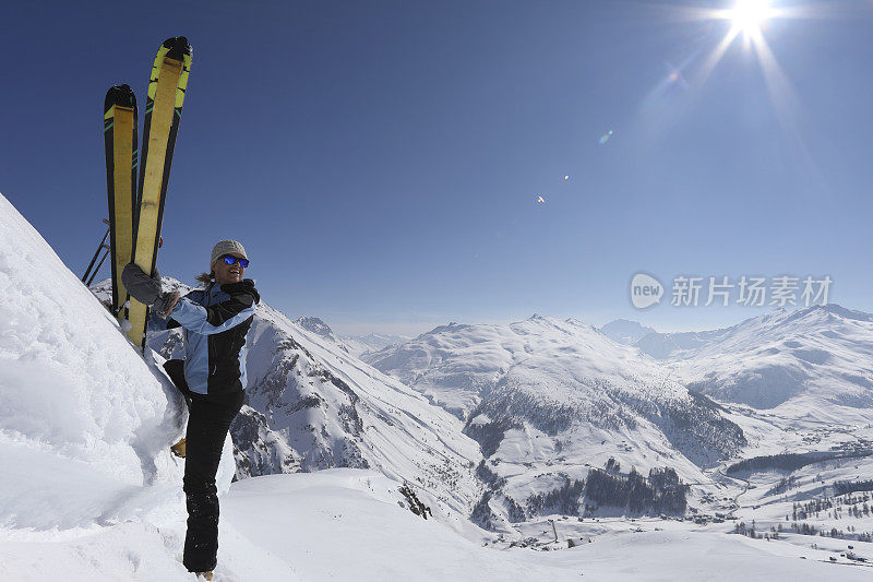 女人在山上滑雪