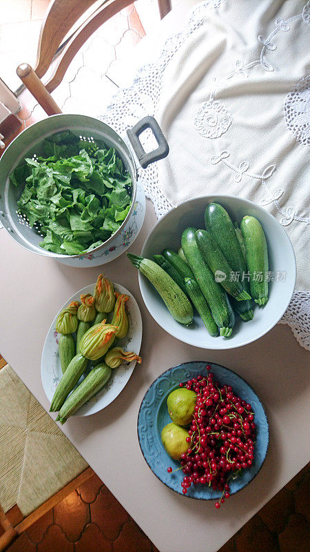 餐桌上的新鲜蔬菜