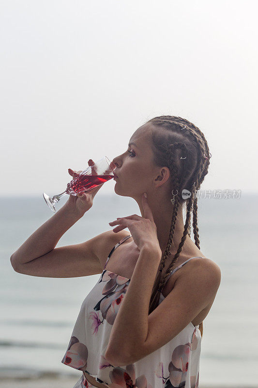 年轻的俄罗斯女人在土耳其伊斯坦布尔的海边喝香槟