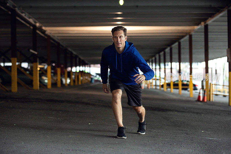一个运动员下班后在市中心跑步健身