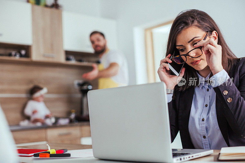 女人在工作，男人和他的女儿在厨房做饭