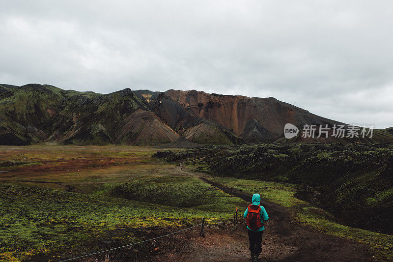 在冰岛高地的Landmannalaugar背包徒步旅行的女人