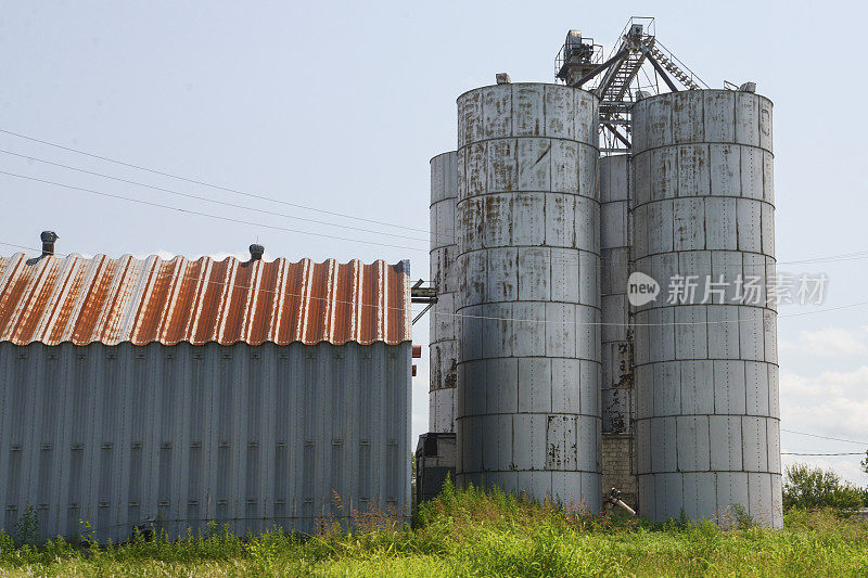 生锈的农场建筑